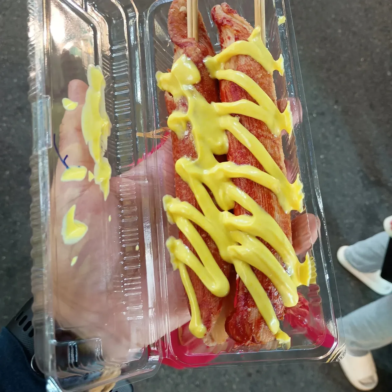 日男在台南夜市踩雷，買了名為「帝王蟹肉棒」的食物。翻攝Threads