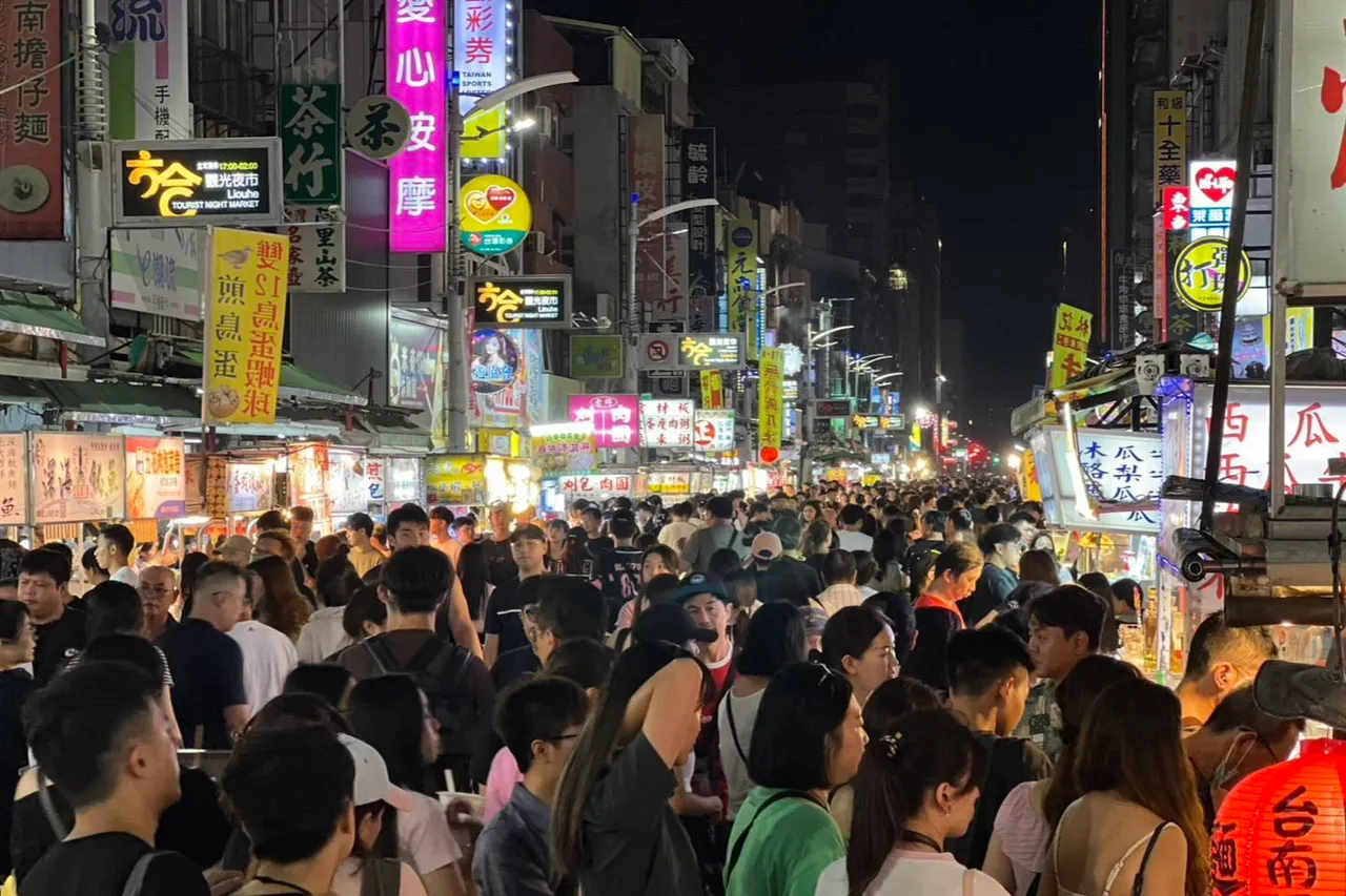 台湾夜市是许多观光客必访行程，特别受外国人喜爱。示意图
