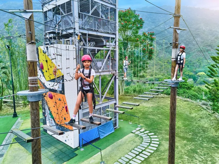 全台第一座連續確保系統高空繩索場，可以體驗高空滑索、自由落體等刺激活動。凱撒趣淘漫旅台南提供
