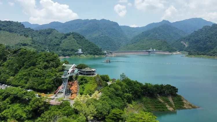 飯店所在的曾文水庫擁有遼闊山水湖景，入住即贈送水庫園區門票與車費。凱撒趣淘漫旅台南提供