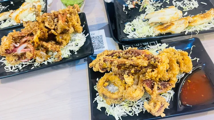 豬排店改賣炸魷魚，生意掉了快2成，老闆這幾天乾脆出國散心。民眾提供