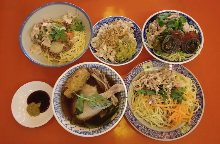 有藥燉排骨店推出防疫菜單，加入雞肉、鴨肉、魚肉品項。民眾提供