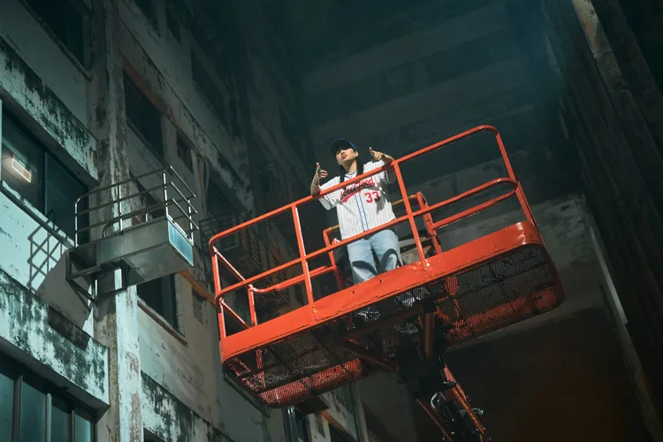 葛仲珊忍懼高症，登高拍攝到腿軟。索尼音樂提供