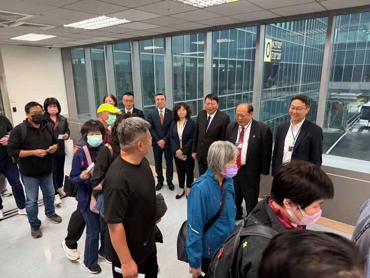 交通部長陳世凱視察澎湖保留機位整備狀況。交通部提供