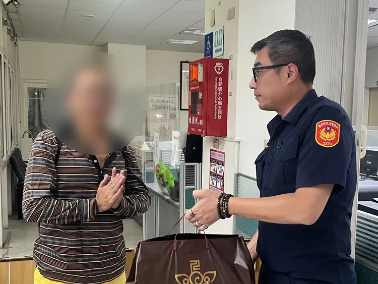 廖男记错停车点，所幸警方耐心调阅监视器画面，终于找到。翻摄画面