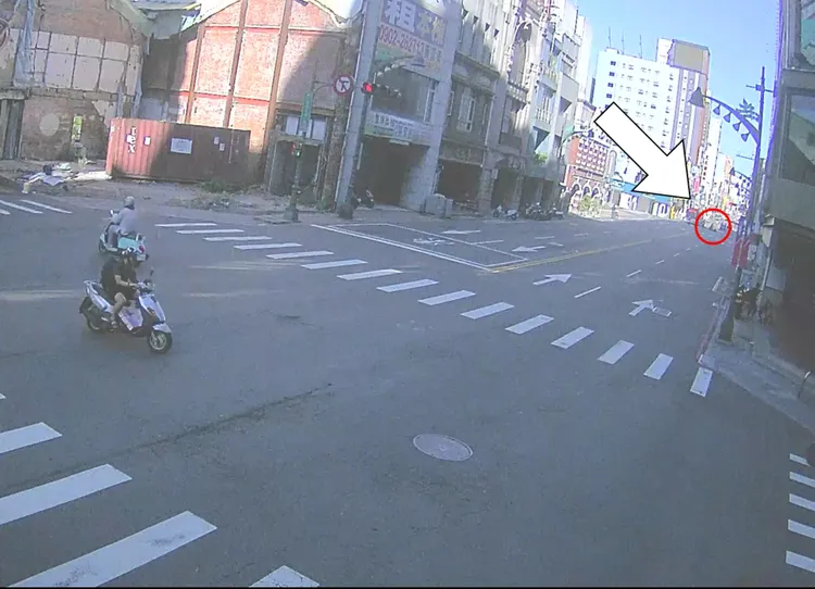 廖男記錯停車點，所幸警方耐心調閱監視器畫面，終於找到。翻攝畫面