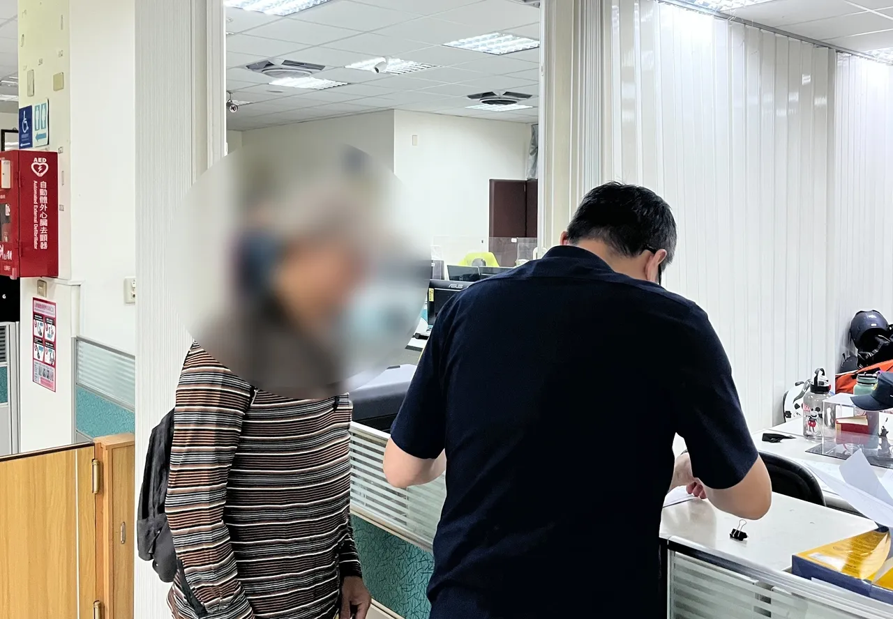 廖男记错停车点，所幸警方耐心调阅监视器画面，终于找到。翻摄画面