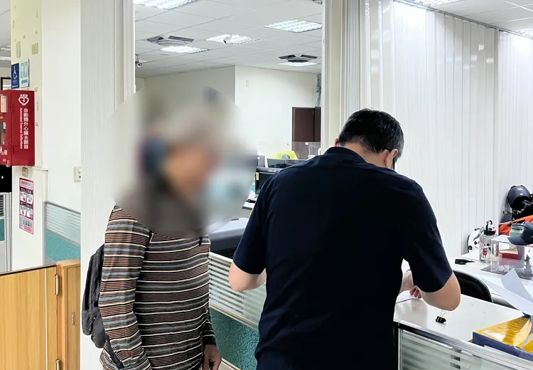 廖男記錯停車點，所幸警方耐心調閱監視器畫面，終於找到。翻攝畫面