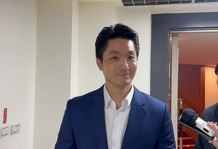 蒋万安在议会受访谈及黄仁勋来台，透露双方前两天曾互通email。张彩茜摄