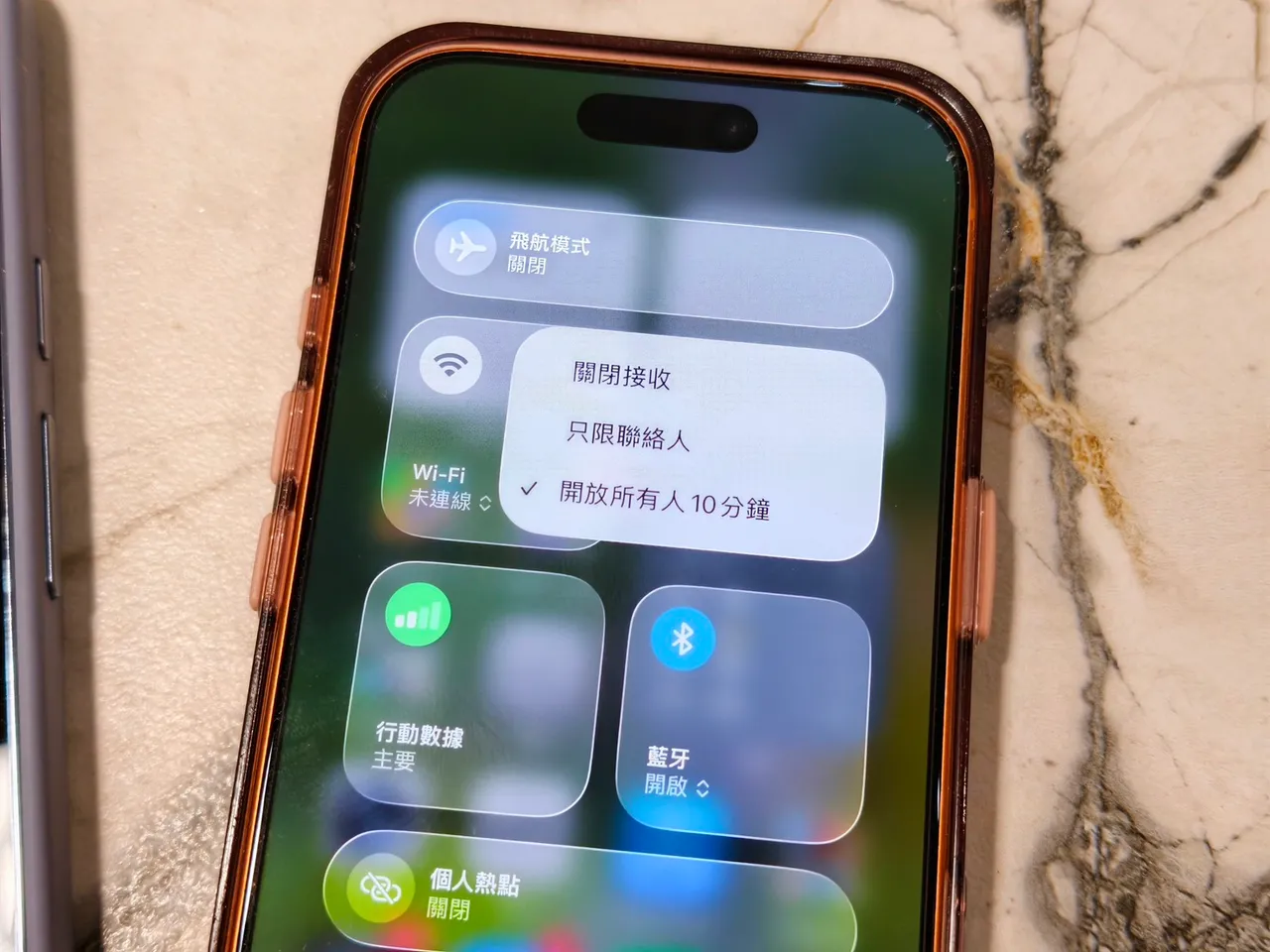 iPhone需将AirDrop权限设定开启为所有人。赵筱文摄