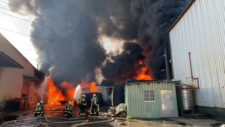 桃園蘆竹回收工廠火警　濃煙飄惡臭！市府示警3區關窗戴口罩