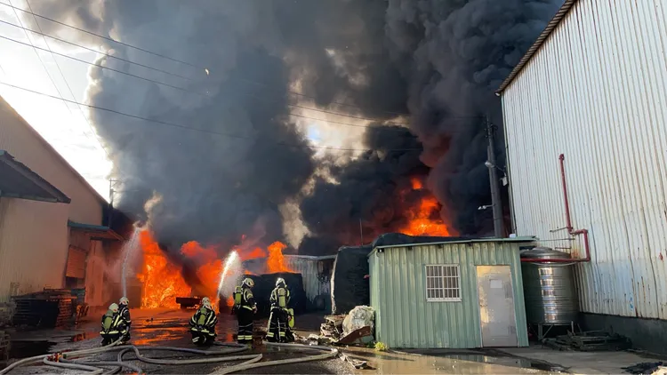 桃园芦竹一处回收场今早火警，黑色浓烟窜天飘出浓浓臭味，市府呼吁示警中坜、芦竹、大园等三区住户快关窗。翻摄画面