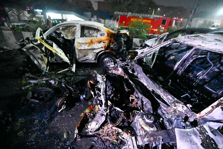 许多车辆在爆炸中全毁。路透