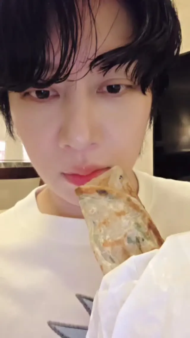 希澈昨晚演出結束後，開吃蔥油餅。翻攝希澈IG