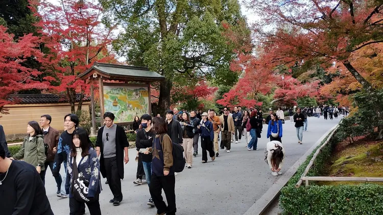 日本網友分享金閣寺仍然有許多遊客。翻攝自X