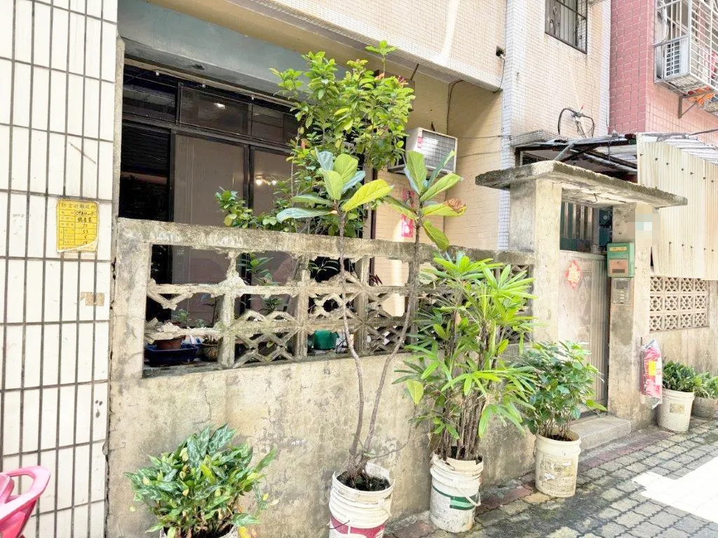 士林分署将拍卖新北市淡水区英专路的两层楼学区捷运宅。士林分署提供