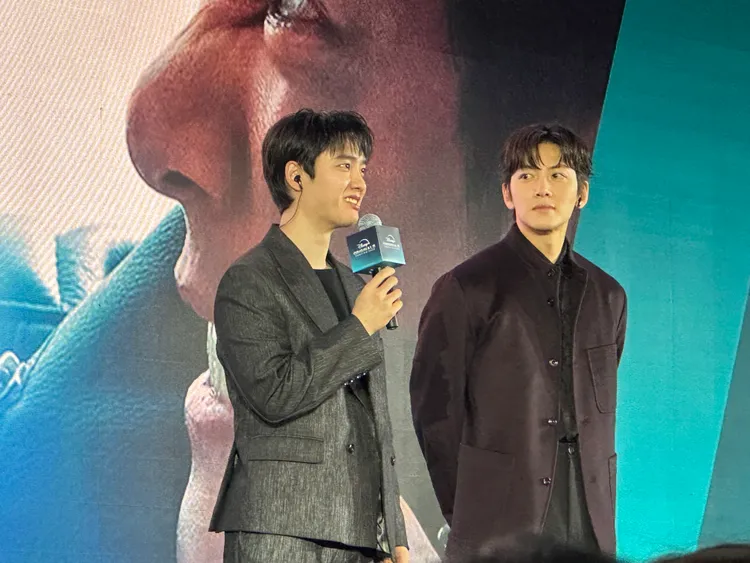 都敬秀（左）和池昌旭合作《操控游戏》。黄闵摄