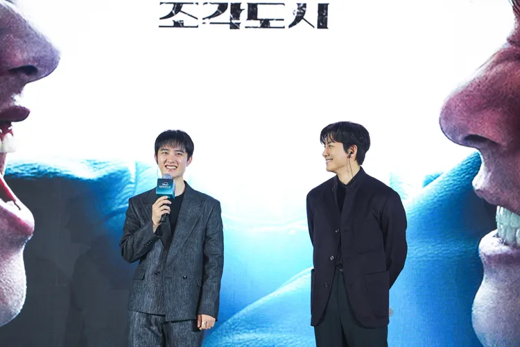 都敬秀（左）和池昌旭合作《操控游戏》。黄闵摄