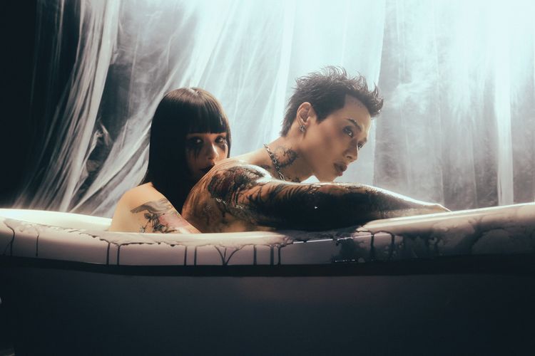 Marz23揪台法混血辣妻半裸共浴 性感魅惑不分軒輊