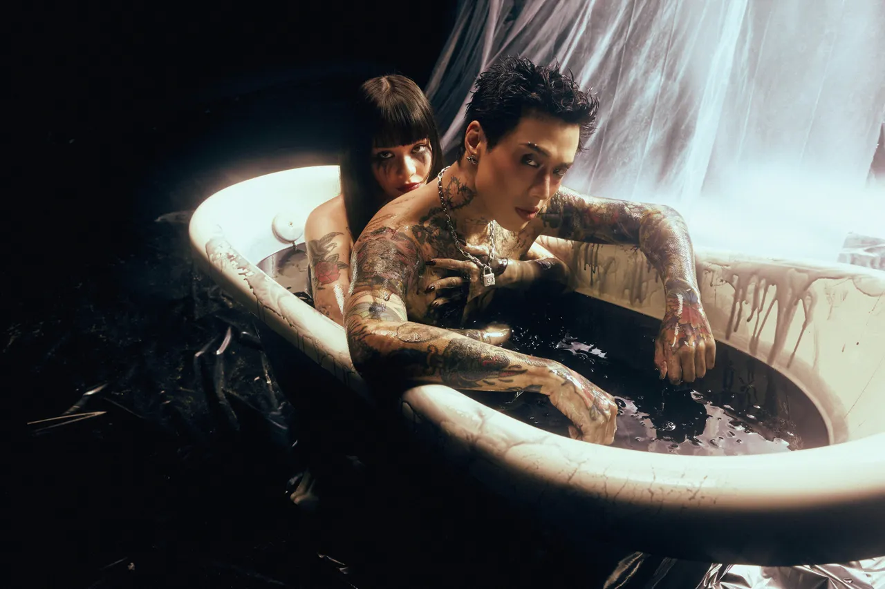 Marz23（右）與辣妻Lea半裸共浴，性感魅惑不分軒輊。華納音樂提供