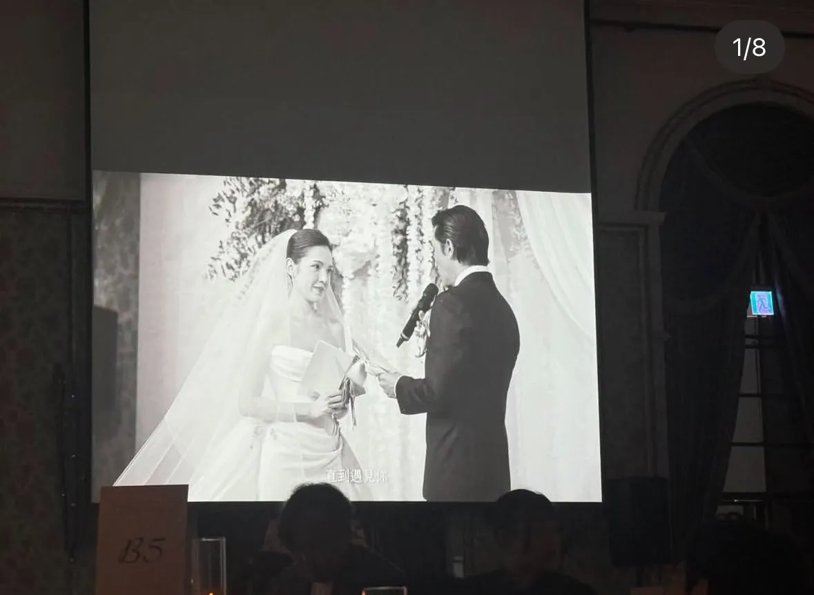 許瑋甯專心聽老公講誓詞。翻攝自丁寧IG