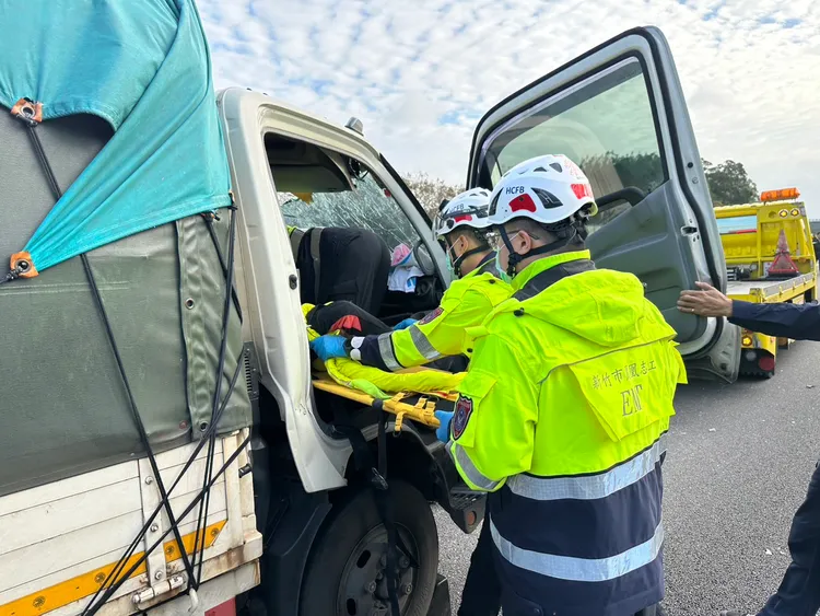 消防人員搶救。新竹市消防局提供