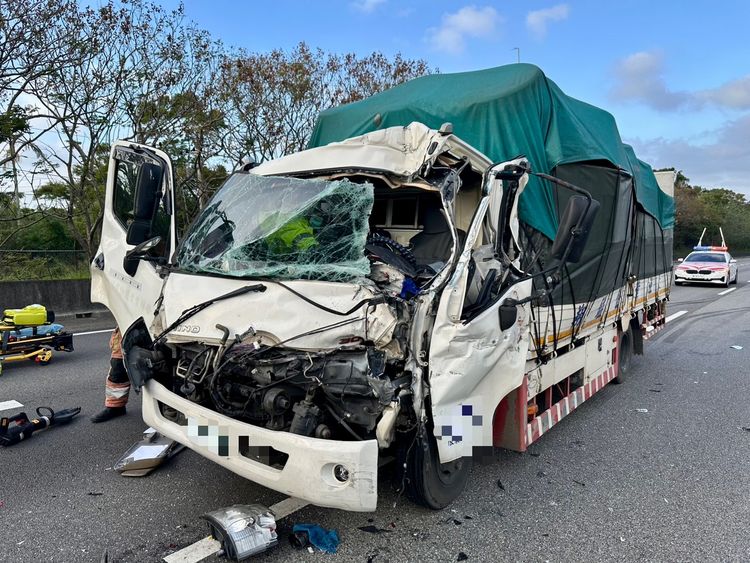 國1南下新竹路段4車追撞　1貨車駕駛受困命危送醫
