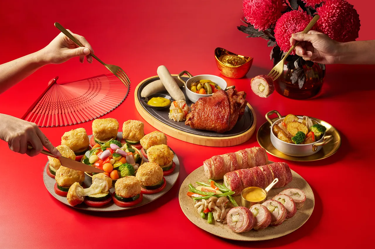 福容連鎖今年推出三款異國新春料理，「金福培根嫩雞捲」、「皇家藍帶炸豬排」及「德意金脆豬腳盤」。業者提供