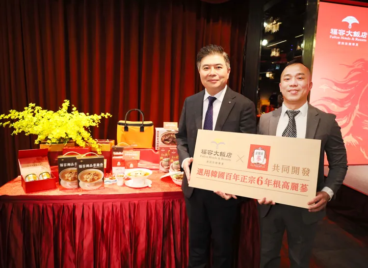 容大飯店連鎖餐飲副總吳威德與正官庄台灣法人長徐正烈合影，共同推出聯名伴手禮福容御品蔘雞湯。業者提供