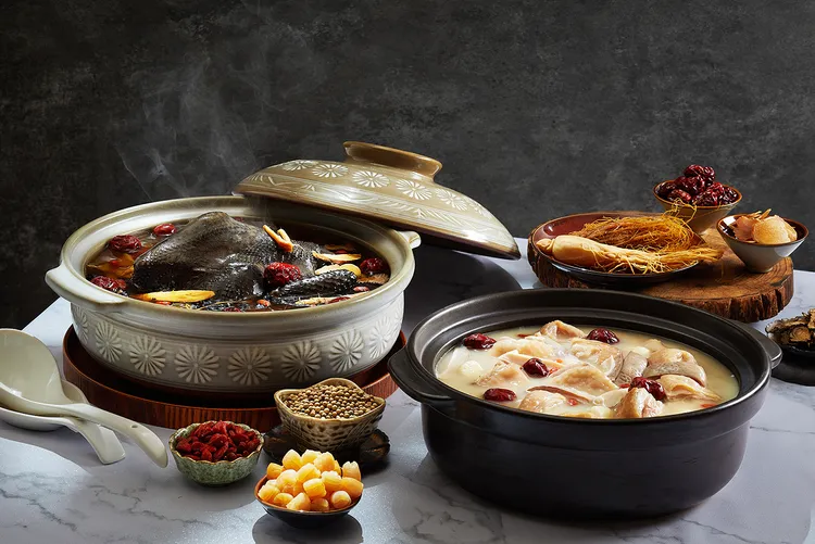 福容推冷凍湯品料理包「雙蔘烏骨雞湯」與「胡椒豬肚雞湯」，8至10人份1580元。業者提供