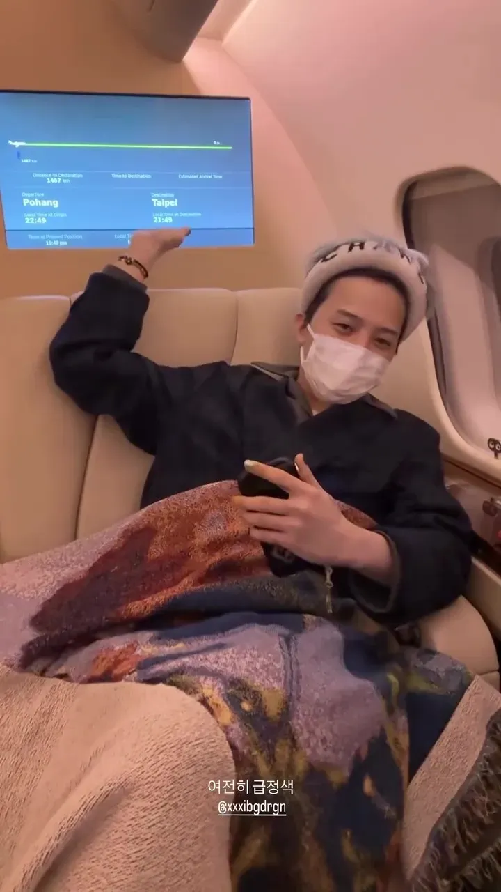 GD權志龍今（1日）凌晨12點半搭乘私人專機抵台，他先在飛機上睡美容覺。翻攝8lowme IG