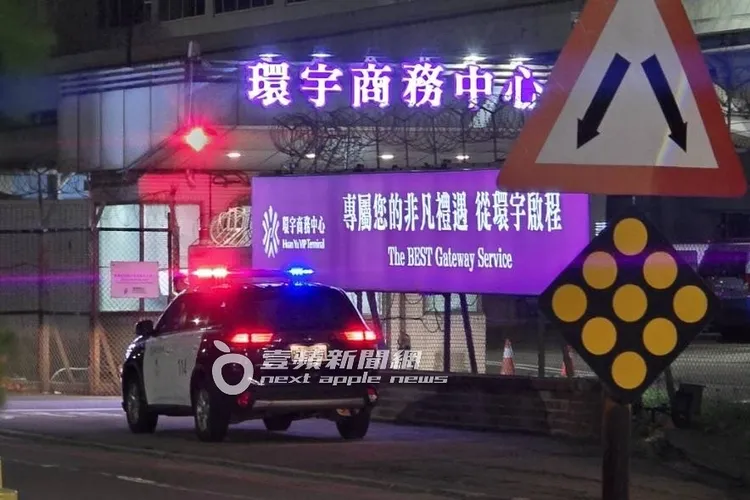 凌晨12點，2台桃機航警車在環宇商務中心外準備替GD權志龍淨空車道。特勤中心攝