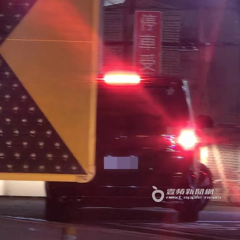 深夜11点半，宾士保母车队陆续抵达环宇商务中心。特勤中心摄