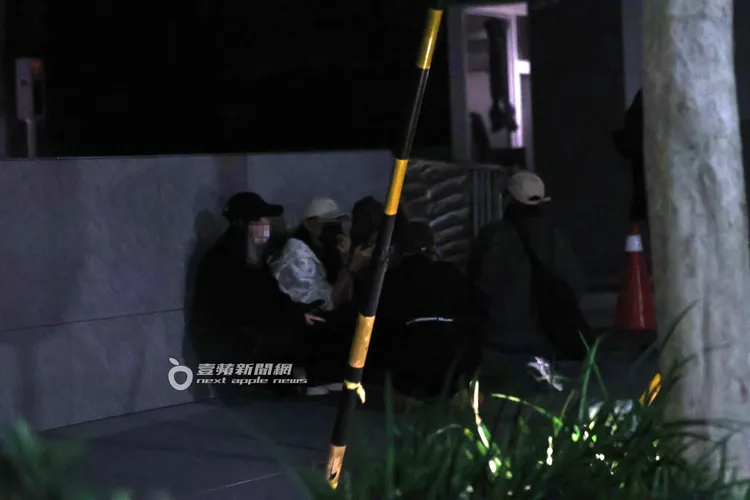 凌晨3點多，還是有粉絲徹夜守在飯店門外。特勤中心攝