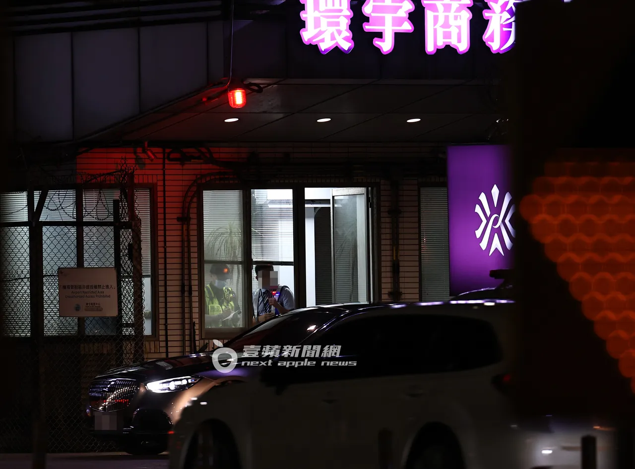 随后，GD权志龙搭乘的银色迈巴赫S580也跟著离开环宇商务中心。特勤中心摄