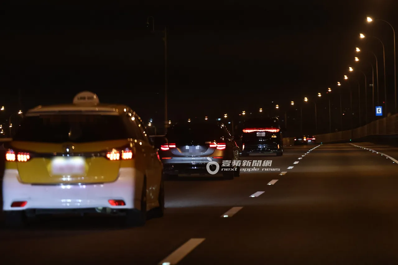 一路上有粉丝包车跟著GD权志龙车队追星。特勤中心摄