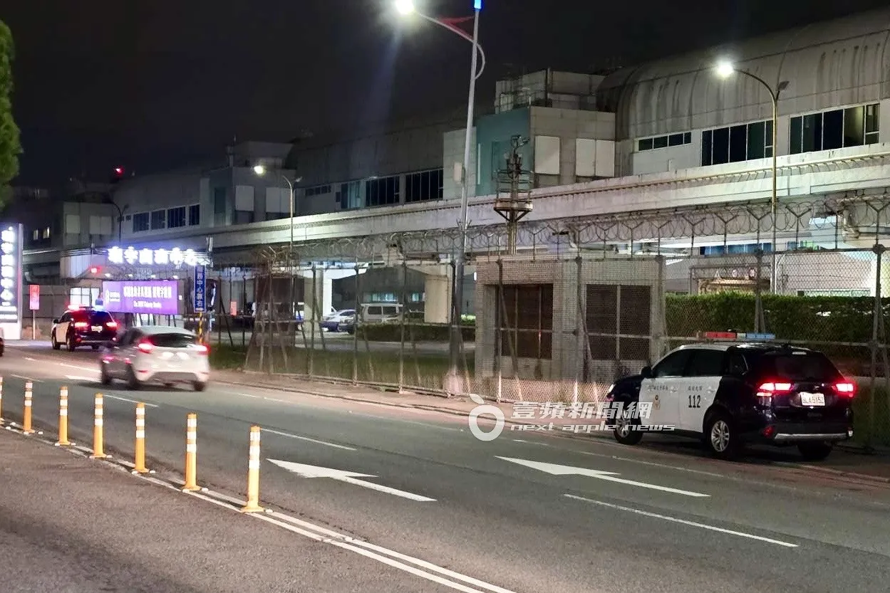 2辆警车一前一后在环宇商务中心待命，准备帮GD权志龙开道。特勤中心摄