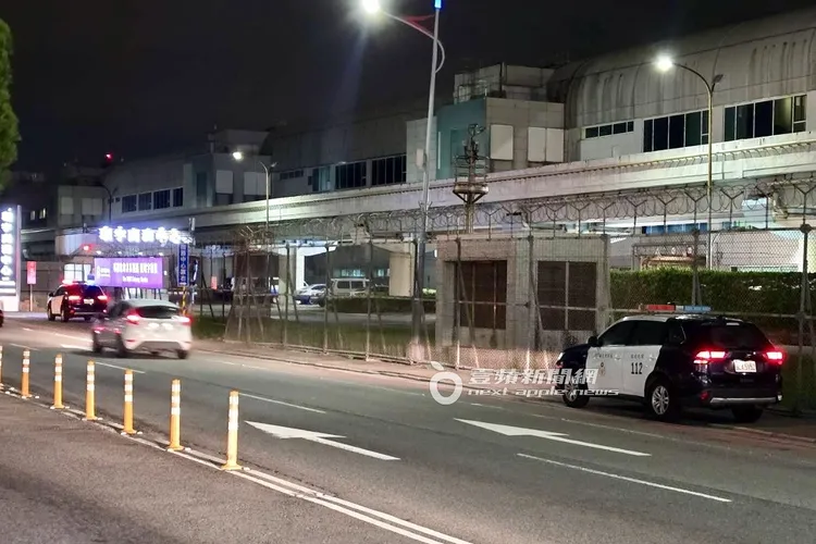 2輛警車一前一後在環宇商務中心待命，準備幫GD權志龍開道。特勤中心攝