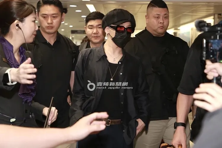 GD权志龙凌晨12点半夜袭桃园机场，跟7月抵台时一样大阵仗。资料照片、桃园机场记者联谊会提供