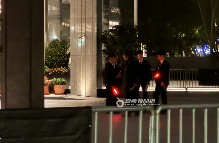 「Capella」嘉佩樂酒店後門也有大批保鑣駐守。特勤中心攝