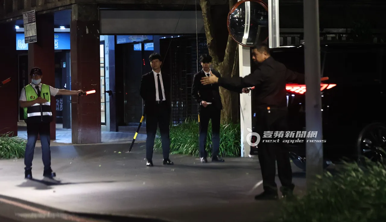 「Capella」嘉佩乐酒店外面有数十名保镳和警卫开道。特勤中心摄