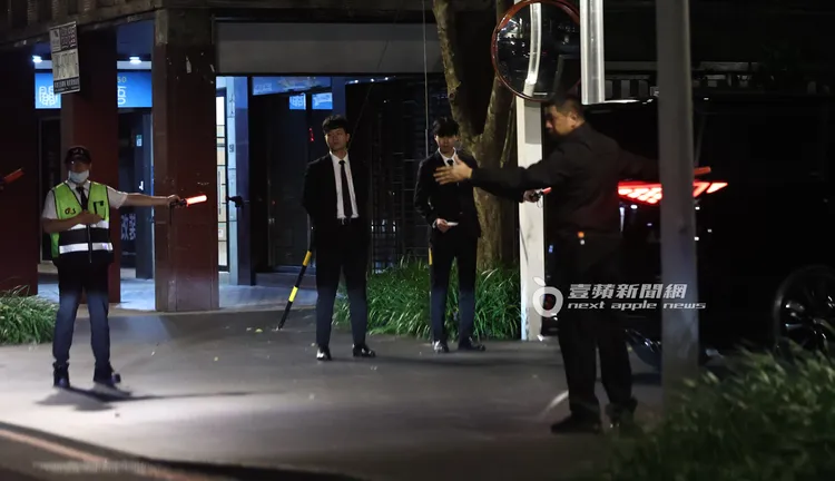 「Capella」嘉佩樂酒店外面有數十名保鑣和警衛開道。特勤中心攝