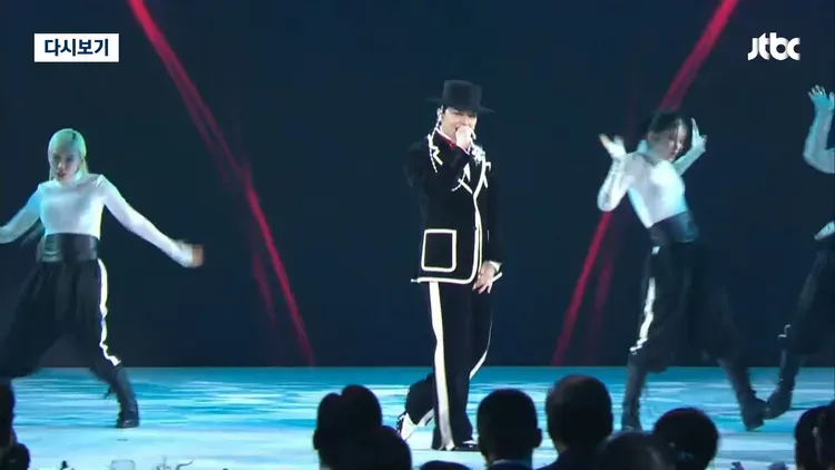 GD昨晚在APEC晚宴头戴时尚朝鲜黑笠帽表演。翻摄JTBC