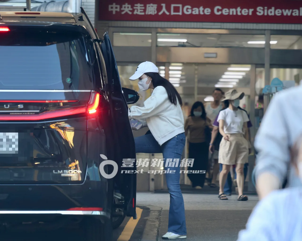 曾馨莹过去被拍到探望婆婆初永真后，从北医中央走廊入口上车。特勤中心摄