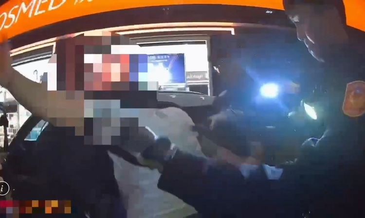 無照、掛假車牌又藏毒！違停男遇警盤查「鴕鳥心態」拒下車　僵持半小時下場曝光