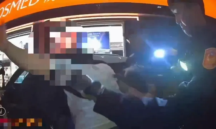 板橋男子駕車違停阻礙車流，遇警盤查心虛不敢下車遭破窗壓制，被查出有毒品，且沒有駕照還使用假車牌。翻攝畫面
