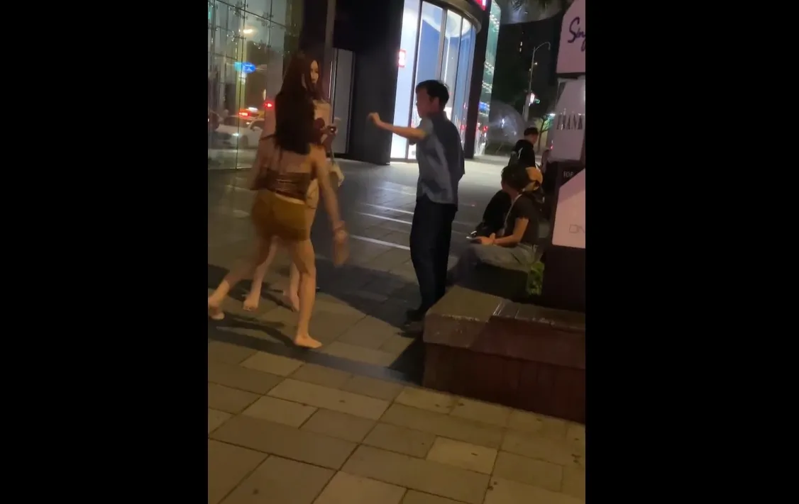 双方理论后发生冲突。翻摄自kkk._.0831