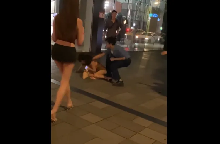 泰籍T男被打倒在地。翻摄自kkk._.0831