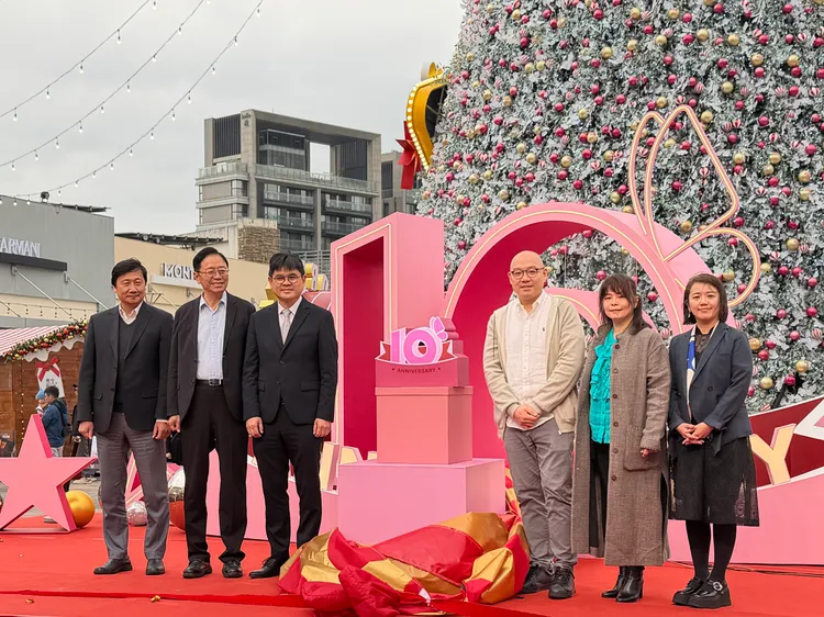 华泰名品城今举办10周年暨圣诞节活动，桃园市长张善政（左起2）、交通部铁道局长杨正君（左起3）及华泰集团副董事长暨执行长陈炯福（左起4）等人出席。庄伟祺摄