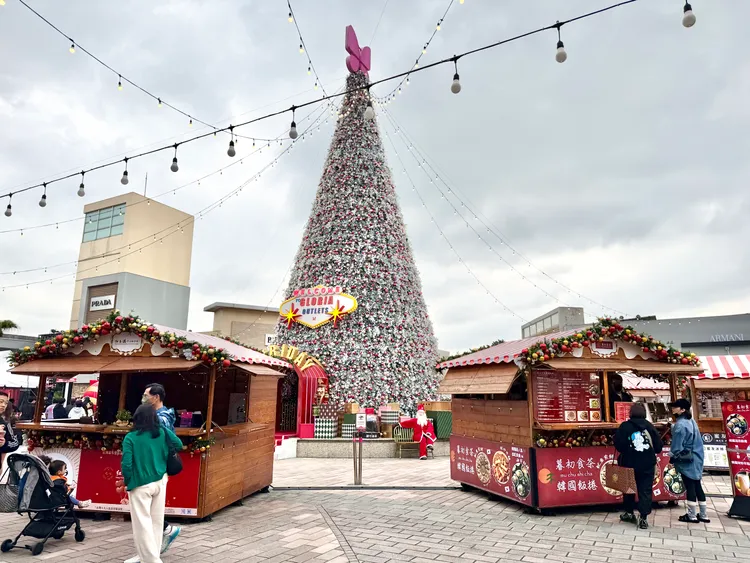 華泰名品城今年園區各角落都變身成百老匯風格的聖誕裝置，隨更有異國聖誕市集貫穿一至三期園區。莊偉祺攝